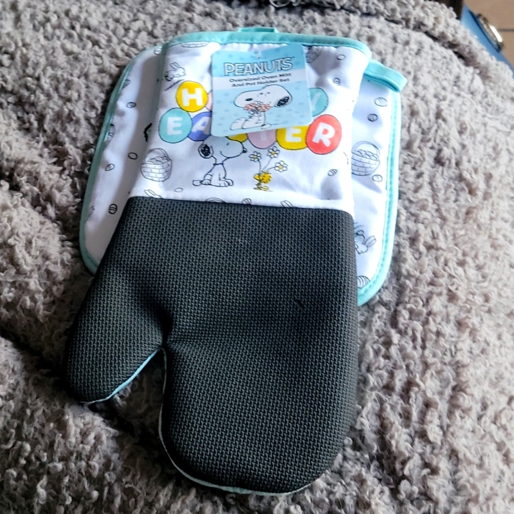 Snoopy oven Mitt set (Easter decor)